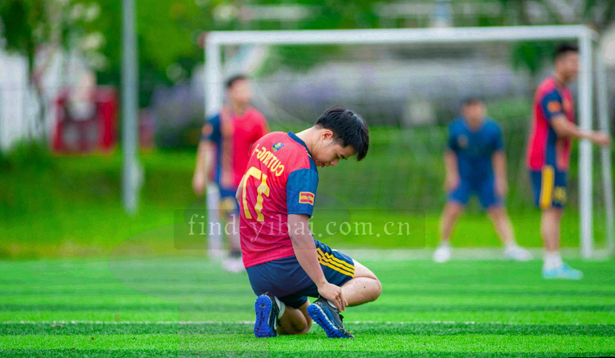 中心站点向四个区域服务节点发散的细线网络图，节点用直角矩形块表示